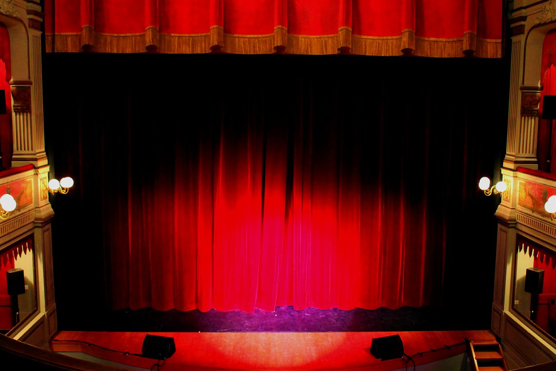 Rideau de la scène du théâtre